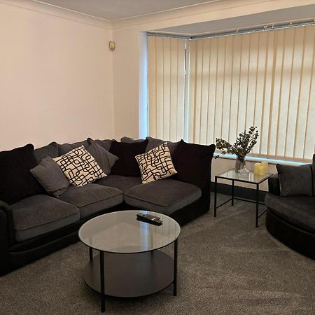 Cozy 3 Bed Home In Halifax With Secure Parking - Long & Short Stays Welcome! Luaran gambar