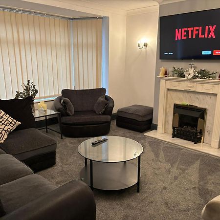 Cozy 3 Bed Home In Halifax With Secure Parking - Long & Short Stays Welcome! Luaran gambar