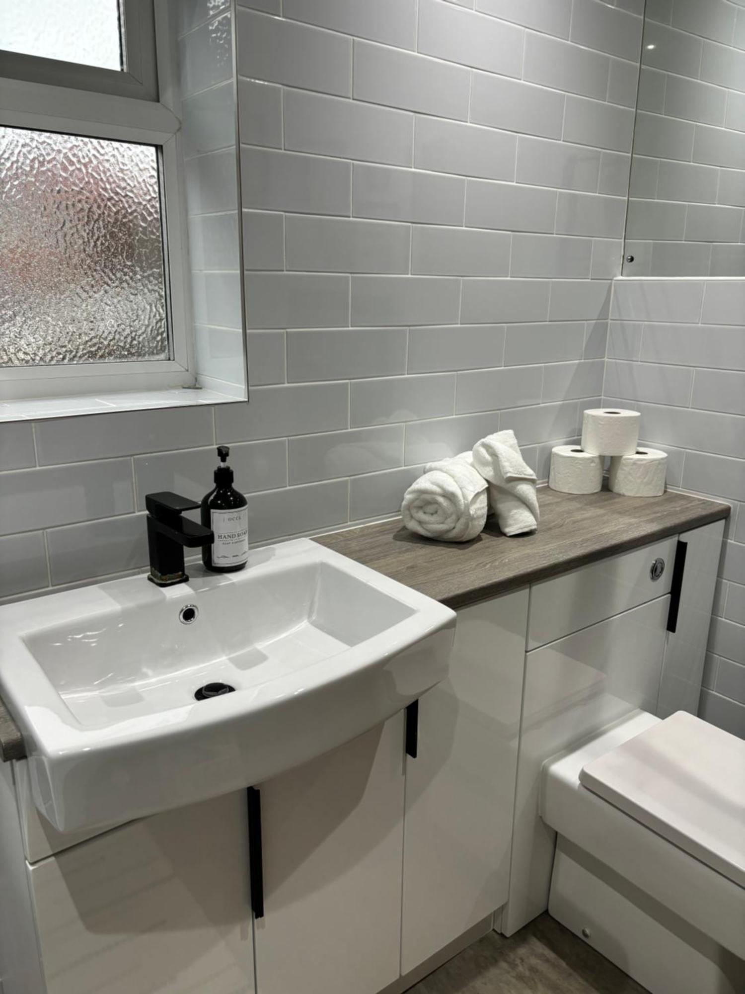Cozy 3 Bed Home In Halifax With Secure Parking - Long & Short Stays Welcome! Luaran gambar