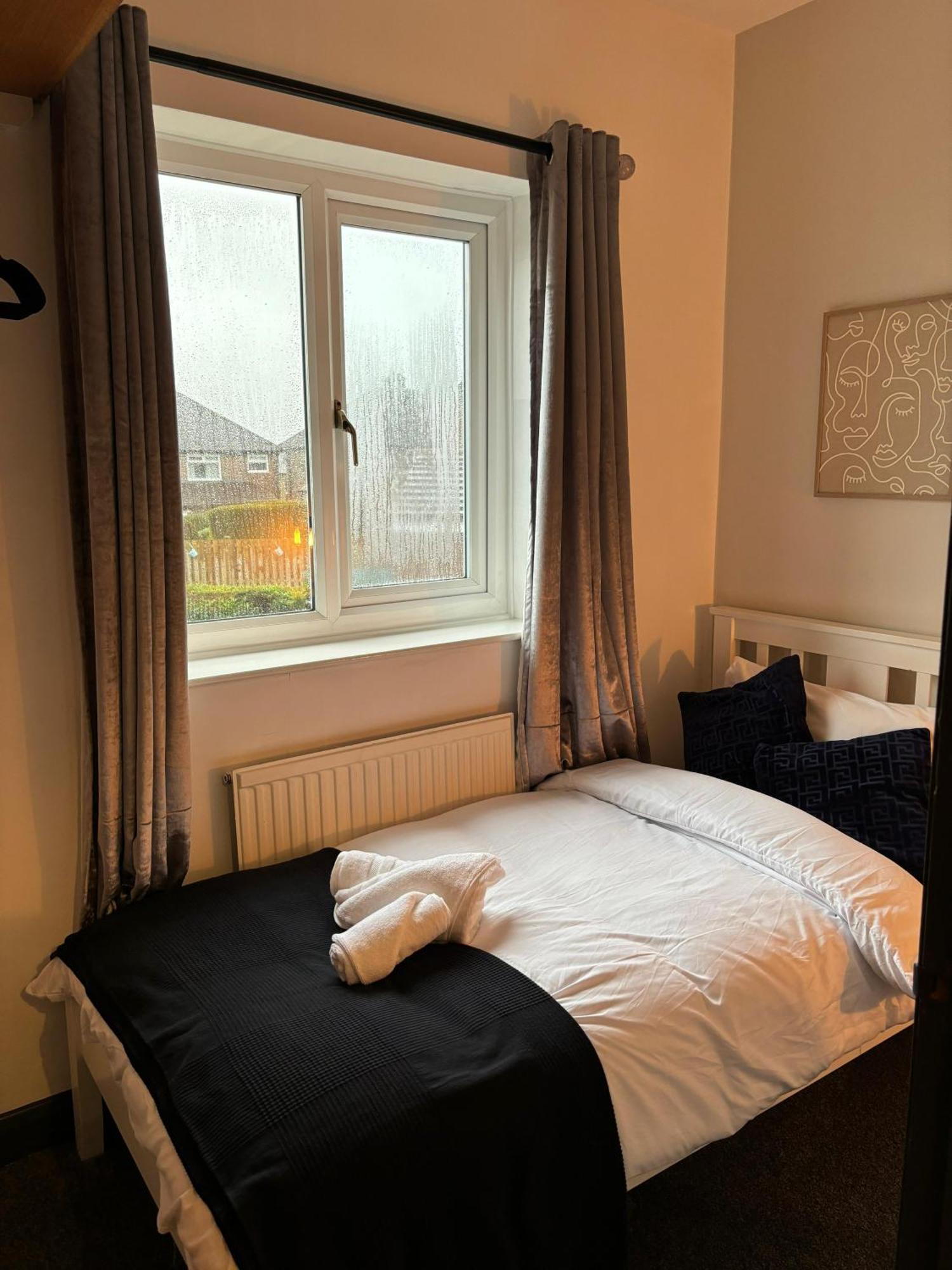 Cozy 3 Bed Home In Halifax With Secure Parking - Long & Short Stays Welcome! Luaran gambar
