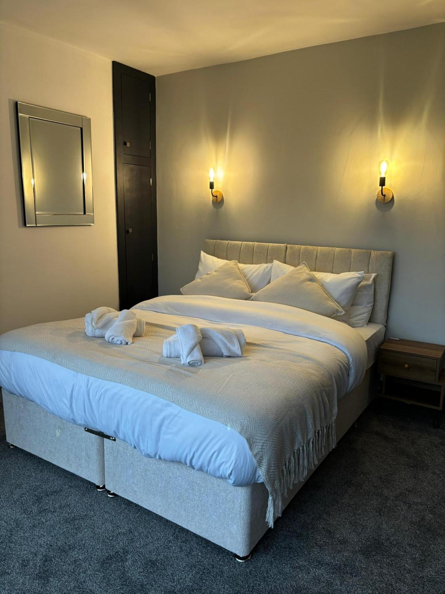 Cozy 3 Bed Home In Halifax With Secure Parking - Long & Short Stays Welcome! Luaran gambar