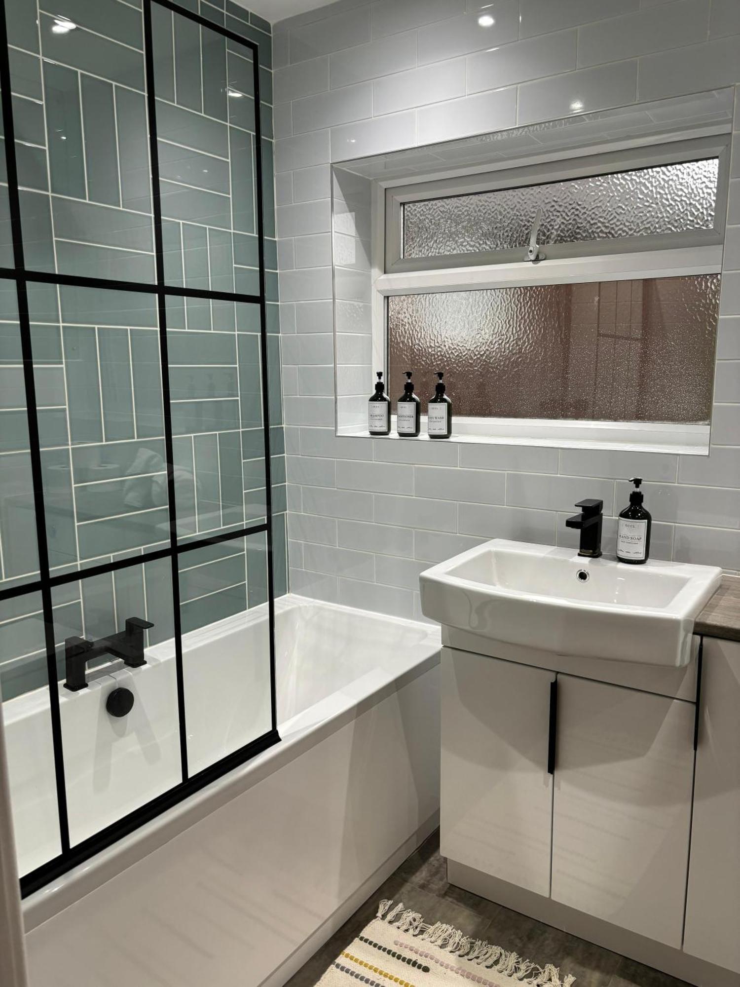 Cozy 3 Bed Home In Halifax With Secure Parking - Long & Short Stays Welcome! Luaran gambar